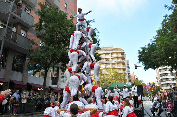 sants3radio's tweet photo. El comerç de barri i les tradicions catalanes conflueixen a la fira #Sants #Tradicat. Al #SantsMontjuïcAlDia hem escoltat un resum de totes les entrevistes que vam fer a l'estudi mòbil i també hem parlat amb Llorenç Porxas, president del @CarrerdSants.
🎙️https://t.co/9FAsWOB72i https://t.co/tYYDrKT3Ne