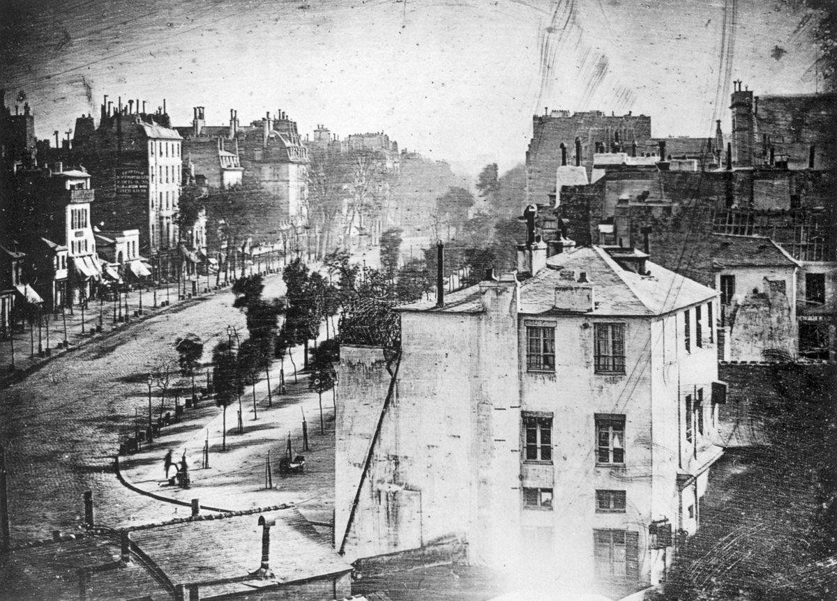 Le premier être humain a avoir été photographié serait cet homme en train de se faire cirer les chaussures (à gauche). 
Il est resté immobile suffisamment longtemps pour être immortalisé par Louis Daguerre, en 1838, dans ce cliché (à droite) du boulevard du Temple, à Paris.