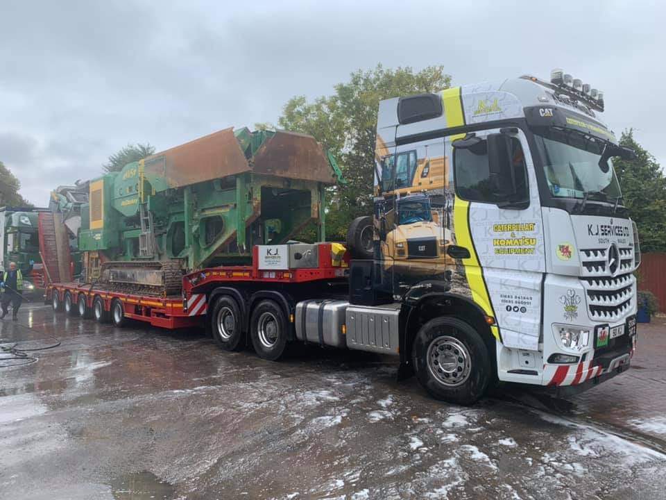 KJ_Services's tweet photo. A Quick Wash Off Before Moving Onto The Next Job! 👌💪🛣 #KJServicesLtd #KJCrushingLtd #LowLoaderService https://t.co/Y3syhxfmVo