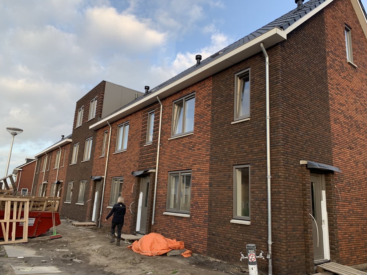 Kijkmiddag/inmeetdag voor de 6 rijwoningen Athenestraat in #ParkVeldwijk #Hengelo! Enthousiaste kopers die niet kunnen wachten dat hun woning opgeleverd wordt! <a href="/TSBouwVastgoed/">TS Bouw Vastgoed</a>