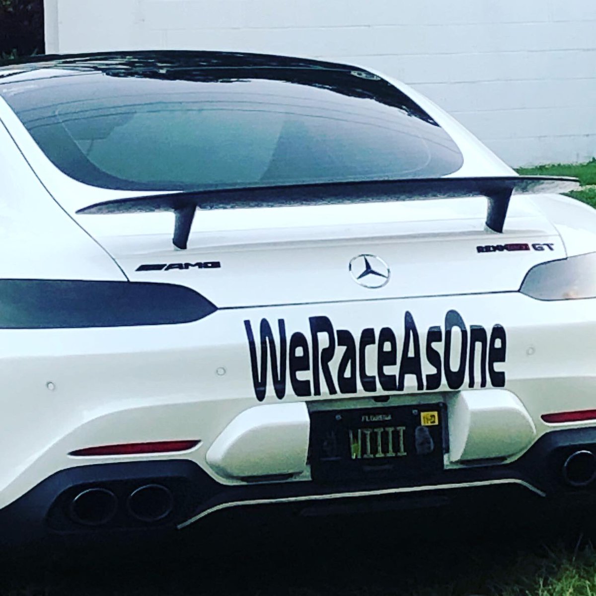 MediaRacing's tweet photo. En mi vecindario... La #F1 ya anda por estas calles 💃💃💃 #miamirocks #miamigp #mbusa #formula1 https://t.co/4fC8YP6vAN