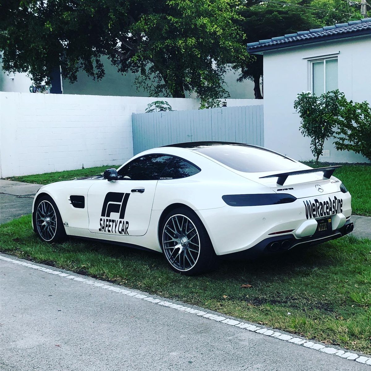 MediaRacing's tweet photo. En mi vecindario... La #F1 ya anda por estas calles 💃💃💃 #miamirocks #miamigp #mbusa #formula1 https://t.co/4fC8YP6vAN