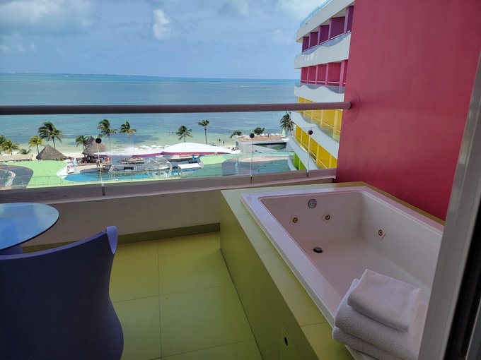 We got a new room this morning with a jacuzzi on the balcony. https://t.co/m8Fx1x7hgW