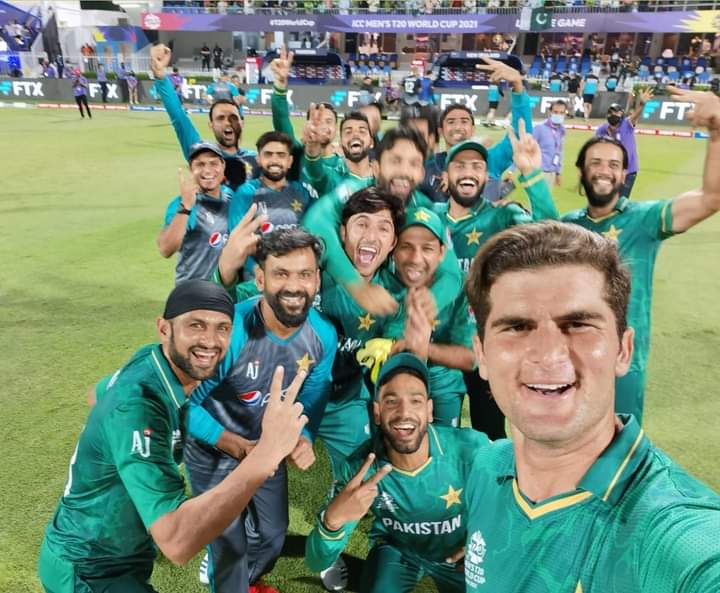 MalikSamiKhan8's tweet photo. شارجہ کی سخت سیکیورٹی میں پاکستان کا نیوزی لینڈ پر لاٹھی چارج۔ بچوں آہستہ شور کرو، پڑوس میں تیسرا چل رہا ہے 😂
Dollar 176
India 151
Petrol 138
NZ 135
#Thankspakistan
#Worldcup2021
#bachoabuagayhai🇵🇰❤️ https://t.co/uOTsuTi0rZ