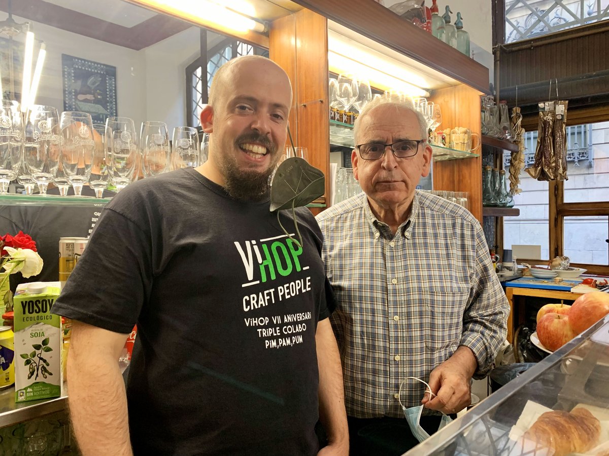 Bcnsingular's tweet photo. Jubilada la Quima, són el Joan i el fill de tots dos, el Josep Servitja, els qui mantenen l'esperit de barri allà on semblava que el barri havia deixat d'existir. Gràcies, Haití Bar, per alegrar-me tants matins quan visito el #Gòtic (Jaume I 3) https://t.co/t6AXgD3yor