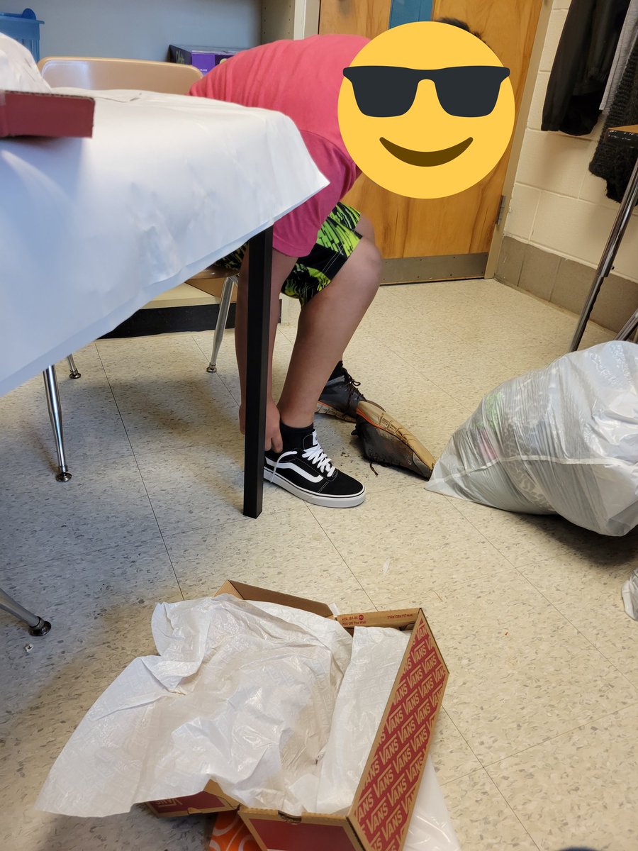 Sharieloveslife's tweet photo. Best part of my day, such a grateful child. Thank you @rackroomshoes in Clarksburg for your continued support of our school! #dalyes https://t.co/iG5wCmRyAR