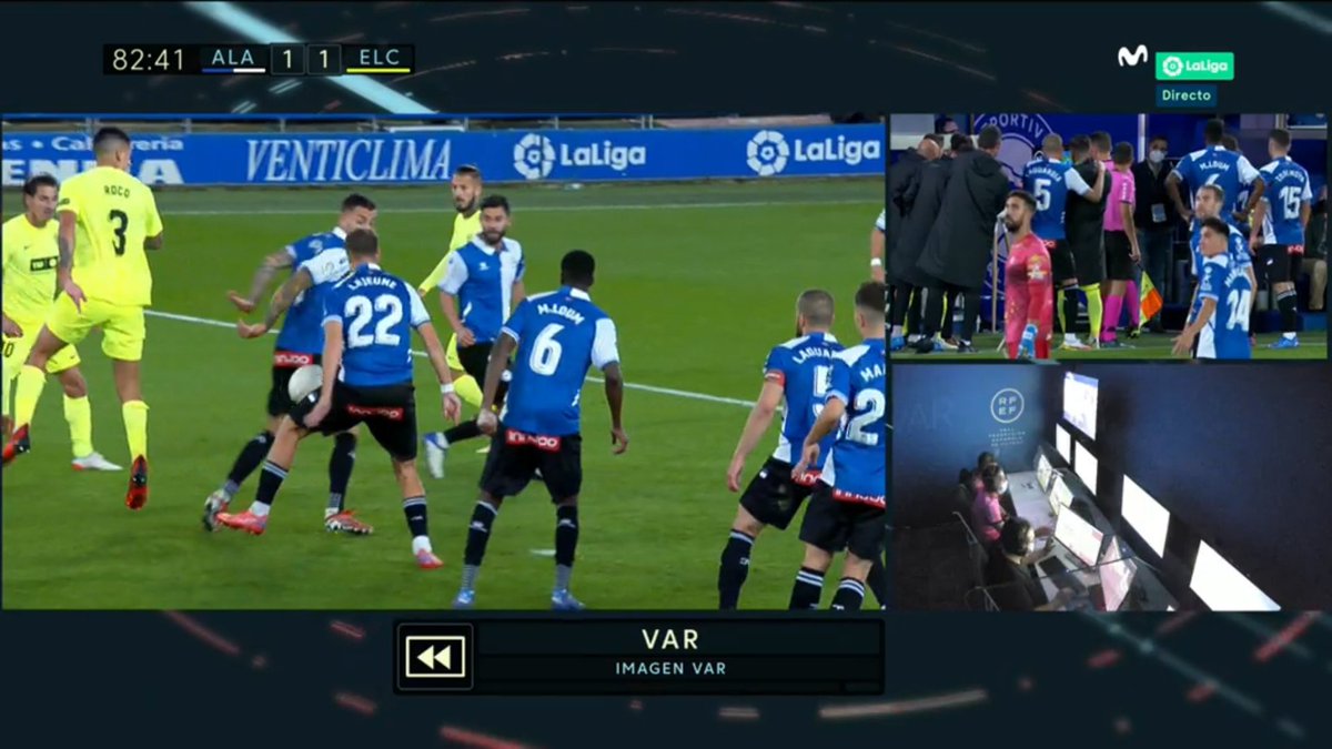 Misma intención de despejar la pelota, diferente decisión arbitral. 
👋 <a href="/isaacfouto/">Isaac Fouto</a>

#ElcheCF #AlavésElche