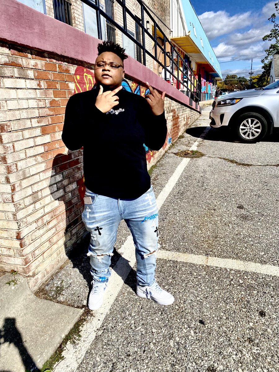 BigHomie_Shaunn's tweet photo. I Go Put On Palm Angels 👼🏾 I Don’t Need No Handouts 😮‍💨 Shawty Say She Love Me It’s Irrelevant Like Bow Wow 😉 #BaggDay 🥳 #24LikeKobe💜 https://t.co/cPj39SupP0