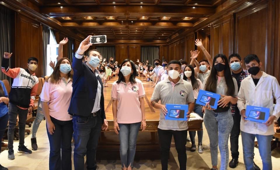 Una inmensa alegría recibir a los Colegios “Divino Corazón de Jesús” de El Bobadal,y “Juan Manuel de Rosas” de Real Sayana,en el marco del programa "Conociendo mi Provincia”, quienes también recibieron las tablets del plan "Metas Digitales". 
Muchas gracias por la grata visita!!