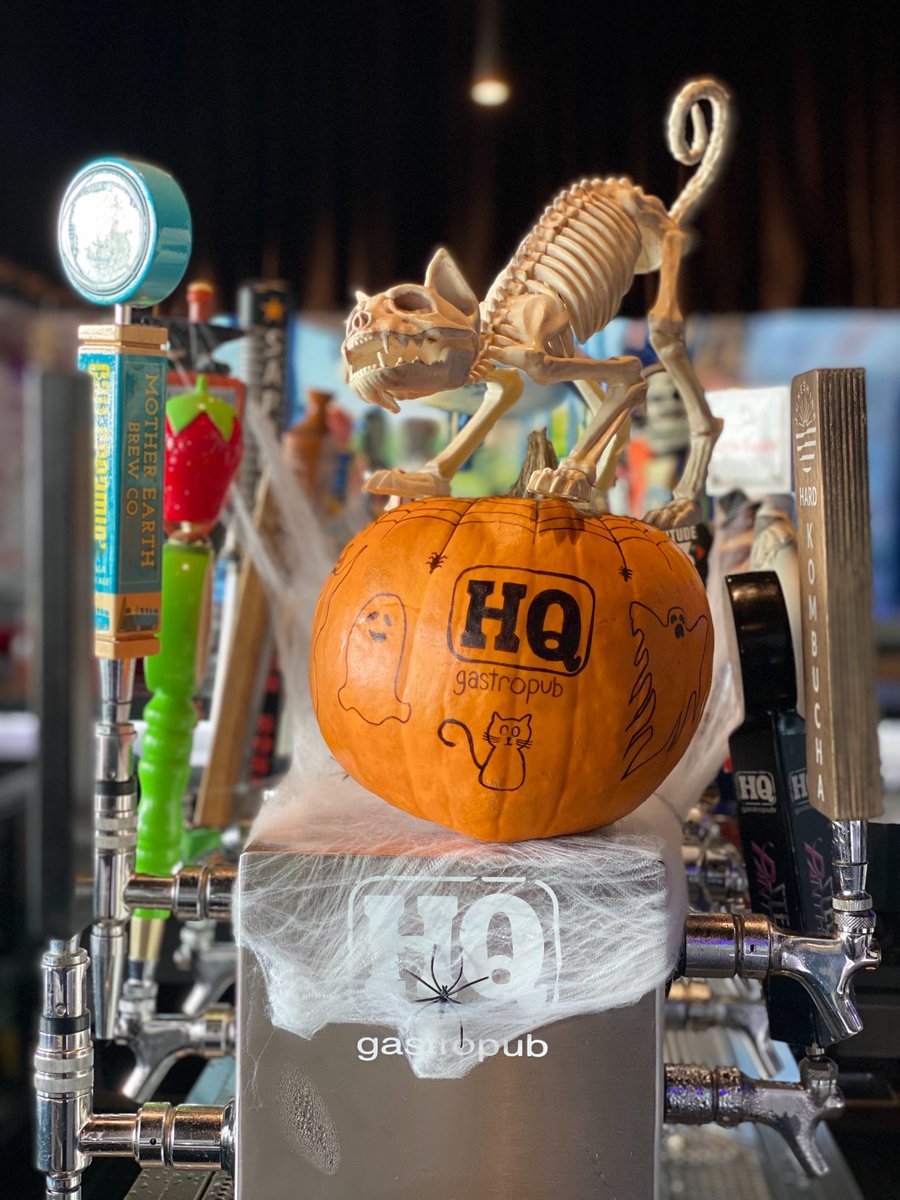 #NationalPumpkinDay 🎃
HQ is HALLOWEEN Ready!🕷Dress up! Been too long! Best costume… gets BEST COSTUME Saturday night!☠️