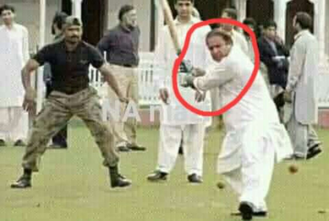 MaroofManHas3's tweet photo. نیوزی لینڈ والوں شکر کرو ہمارا یہ بیٹسمین دوائی لینے لندن گیا ہوا ہے ورنہ یہ 135کا ٹارگٹ تو اس نے 4 اووز میں پورا کرنا تھا😂 https://t.co/Zr00prPbUT