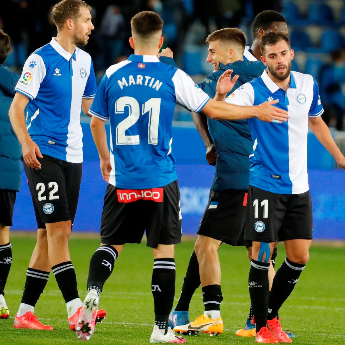 🎉 ¡Mendizorroza es una 𝐅𝐈𝐄𝐒𝐓𝐀! 
💙 ¡Gran victoria de equipo, <a href="/Alaves/">Deportivo Alavés</a>! 

#AlavésElche 
#LaLigaSantander