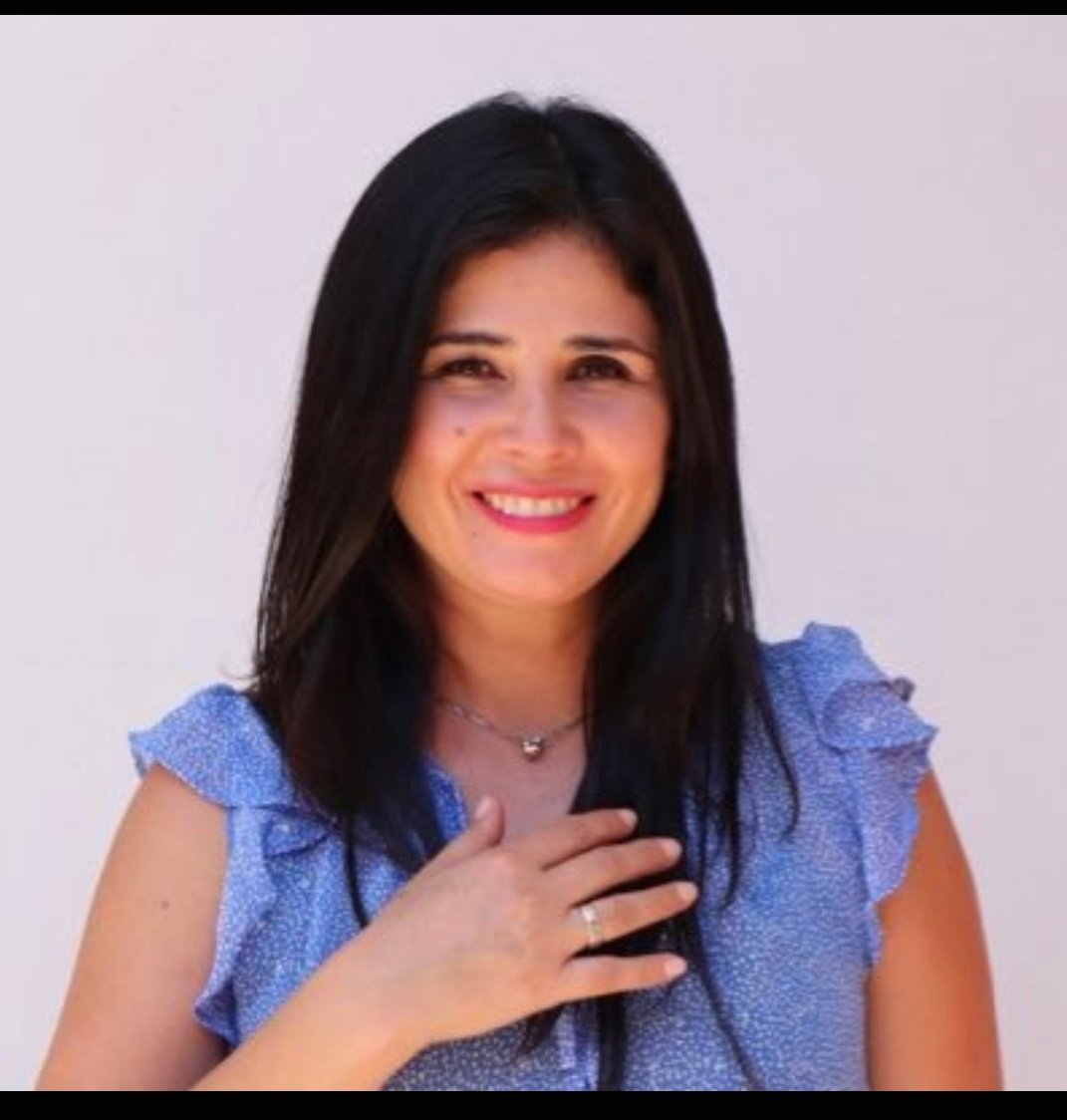 siquieresmelees's tweet photo. @PollyanaConsti1 Ud, como periodista sabe perfectamente que eso es #FakeNews, ud como periodista no tiene ética
No se diga más, #ManoEnElPecho https://t.co/707Y6Cna4J