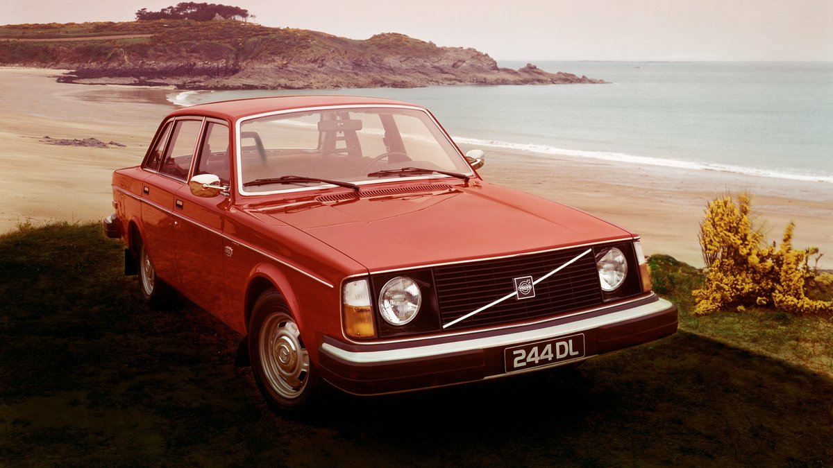 AutoSuecia's tweet photo. #CuriosidadesVolvo 
1976an, Estatu Batuetako Gobernuak 240. gamako 24 unitate erosi zituen talka-probak egiteko. Horrela, Volvo erreferentziazko fabrikatzaile bihurtu zen garaiko segurtasun-araudirako.

Ezagutu ezazu auto seguruenak Auto Suecian. 

https://t.co/SfnmMdNPzY https://t.co/jInekc8HaW