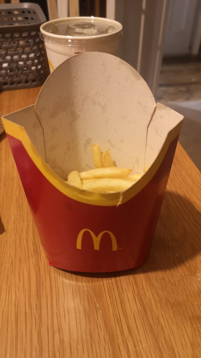 CNewlyn2019's tweet photo. Left a cheeseburger out of my order (that I had paid for) and this was a large chips... can't say I'm surprised but I am sad 💔 @McDonalds how could you do this to me? https://t.co/pHMPbcQIUR