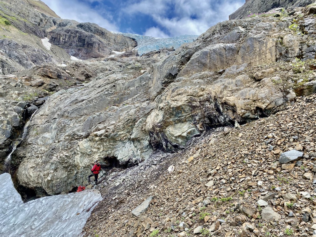 MTBMetals's tweet photo. On the #BAproperty, 178 drill holes have outlined a substantial zone of silver-lead-zinc mineralization located four km from the highway. Work this year was successful in extending the known mineralized zone.
📸 Theron taking structural measurements on BA
#Explorationprogram https://t.co/0ZJLMUUoYW