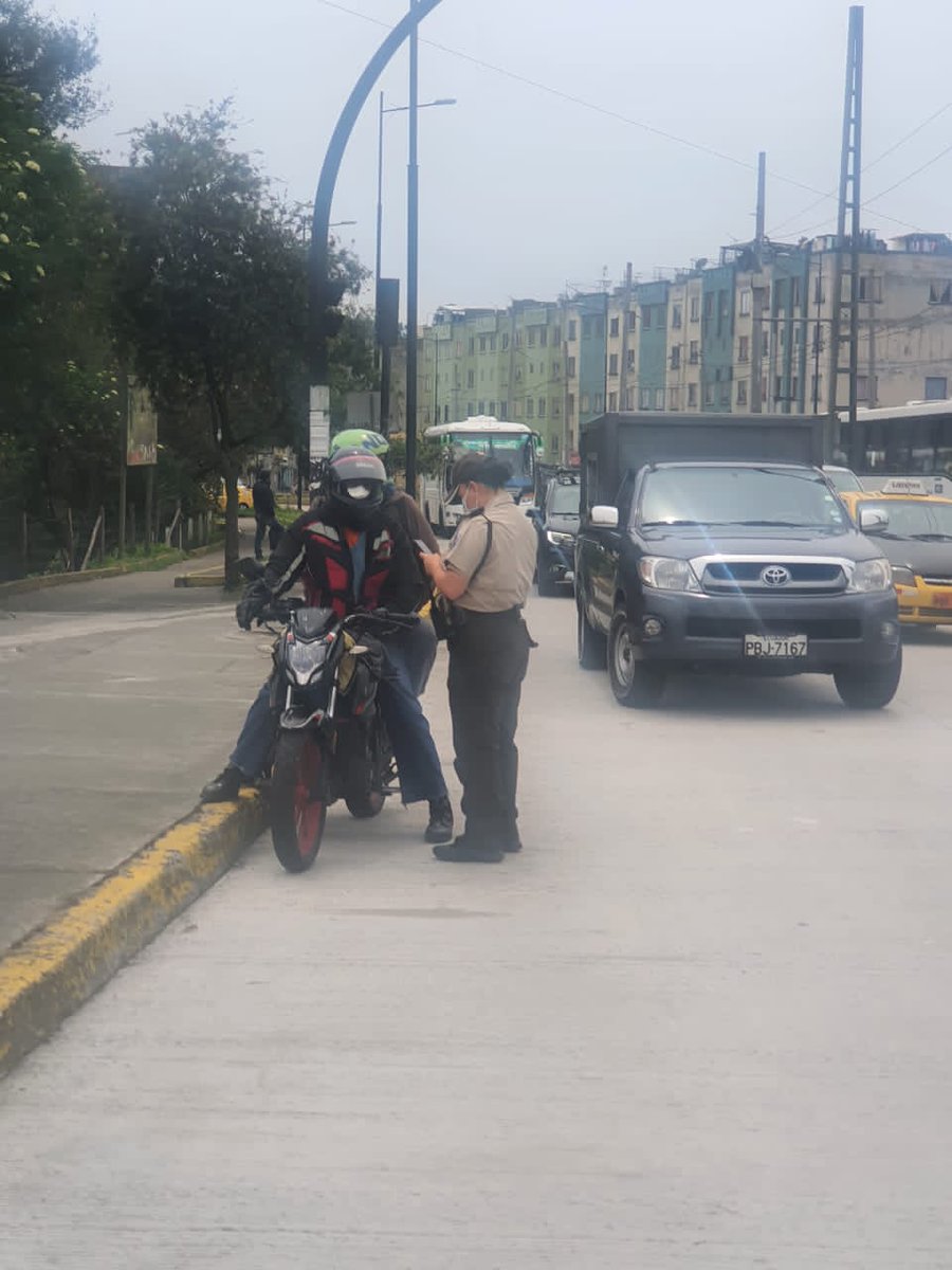 PoliciaEcuador's tweet photo. ACCIONES PREVENTIVAS 🚨

Continuamos con los operativos antidelincuenciales, en #UIO, para contrarrestar los hechos delictivos y de violencia. 

#RescateEcuador 
#EstadoDeExcepción https://t.co/cS2fFJjMeu