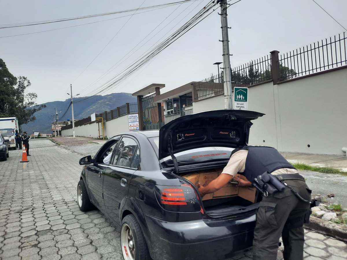 PoliciaEcuador's tweet photo. ACCIONES PREVENTIVAS 🚨

Continuamos con los operativos antidelincuenciales, en #UIO, para contrarrestar los hechos delictivos y de violencia. 

#RescateEcuador 
#EstadoDeExcepción https://t.co/cS2fFJjMeu
