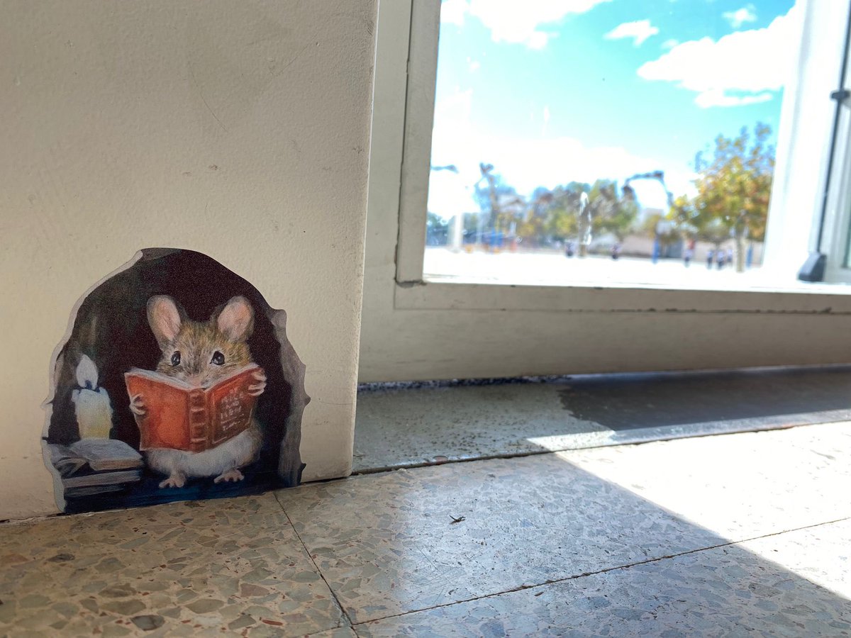 AveMariaVedruna's tweet photo. 🐭Nuestro pequeño ratón lector ya tiene su rincón de lectura📚,cerca del patio para disfrutar de un entorno privilegiado.

“Un lector vive mil vidas antes de morir. Aquel que nunca lee vive solo una” George R.R.Martin #animacionalalectura #ratonlector #Vedruna https://t.co/NtdbCOxCmY