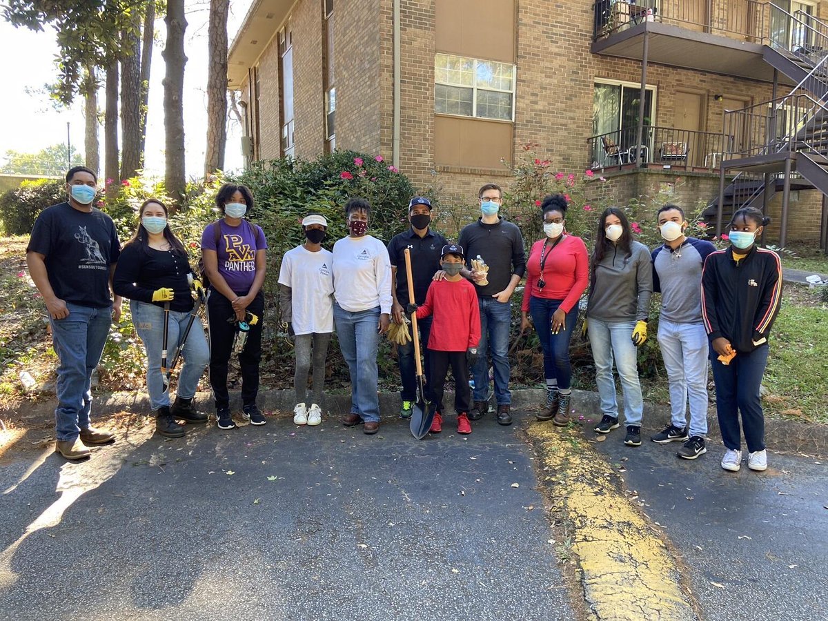 GeorgiaPower's tweet image. Employees and their families spent the weekend in Decatur volunteering with an affordable housing non-profit. They did landscaping, built picnic tables and chairs, and painted. Way to #EnergizeOurCommunities, team! #WeHelpBecauseItsHome