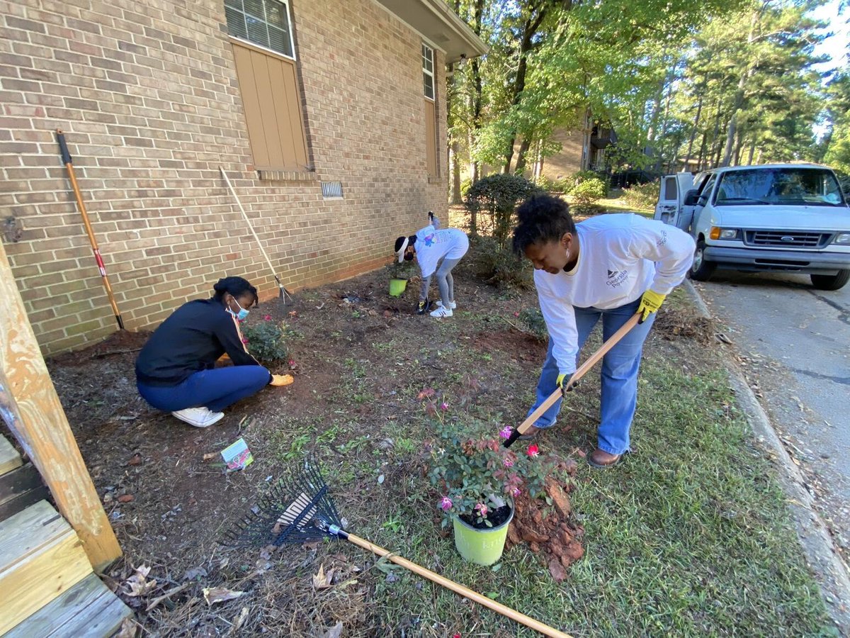 GeorgiaPower's tweet image. Employees and their families spent the weekend in Decatur volunteering with an affordable housing non-profit. They did landscaping, built picnic tables and chairs, and painted. Way to #EnergizeOurCommunities, team! #WeHelpBecauseItsHome