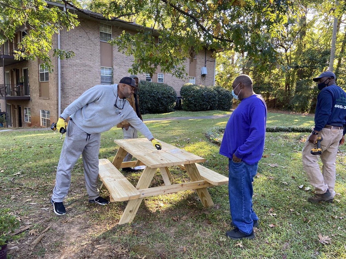 GeorgiaPower's tweet image. Employees and their families spent the weekend in Decatur volunteering with an affordable housing non-profit. They did landscaping, built picnic tables and chairs, and painted. Way to #EnergizeOurCommunities, team! #WeHelpBecauseItsHome