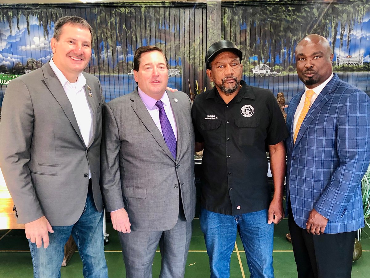 LouisianaLtGov's tweet photo. Today I joined #PointeCoupee Parish leaders @CityofNewRoads Mayor @cornell_dukes, Sheriff Thibodeaux & Asst. Public Works Dir. Watkins to welcome visitors from the @AQVoyages riverboat cruise to New Roads — the FIRST TIME EVER a riverboat has toured this area of Louisiana! 🛳️📍 https://t.co/qK9ycONEcD
