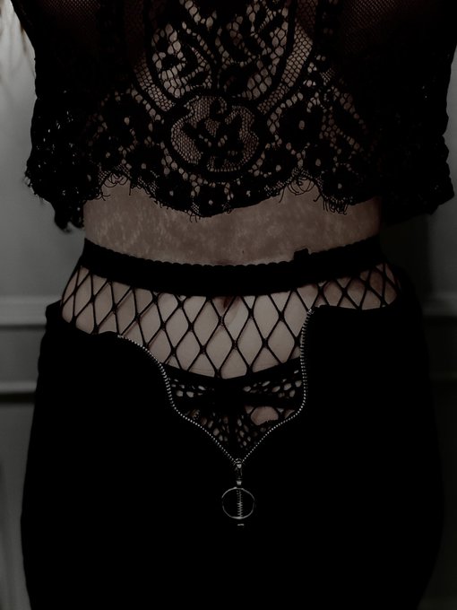 Je me sens bien prise dans les confins. I feel good trap in the confines. #fishnet #gothic #gothicgirl<a href="/tag/lace"class="tags"><span>#lace</span></a><a href="/tag/gothic"class="tags"><span>#gothic</span></a><a href="/tag/fishnet"class="tags"><span>#fishnet</span></a><a href="/tag/alternativegirl"class="tags"><span>#alternativegirl</span></a><a href="/tag/dentelle"class="tags"><span>#dentelle</span></a>