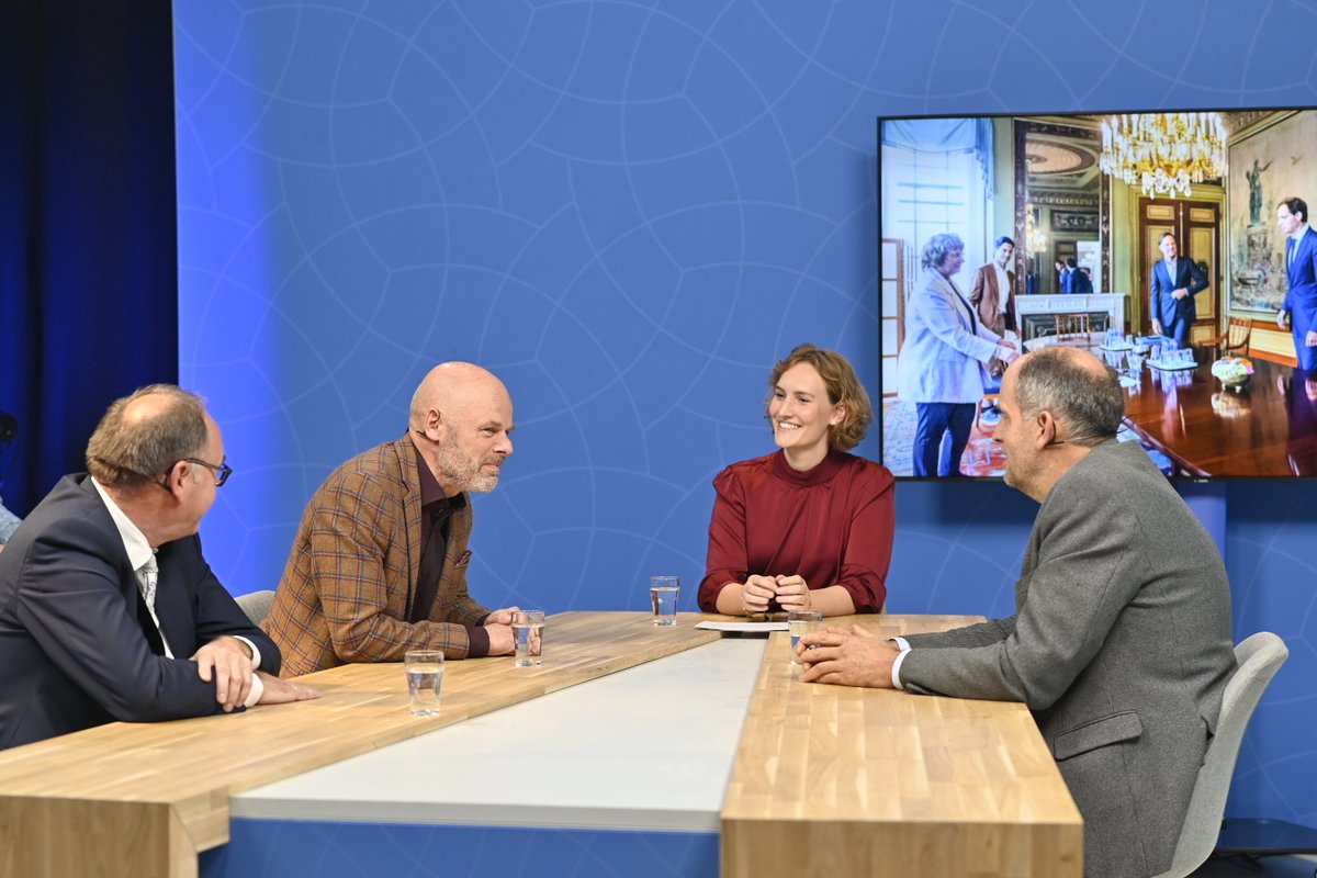 refdag's tweet photo. #RDLive // Kijk live mee naar onze eerste aflevering van RDLive: Gezicht achter het bericht op https://t.co/NciZvxkF7I. In deze eerste aflevering vertellen politiek redacteuren Addy de Jong en Gerard Vroegindeweij over hun enerverende werk in Den Haag. https://t.co/JNmf2qRZ9C