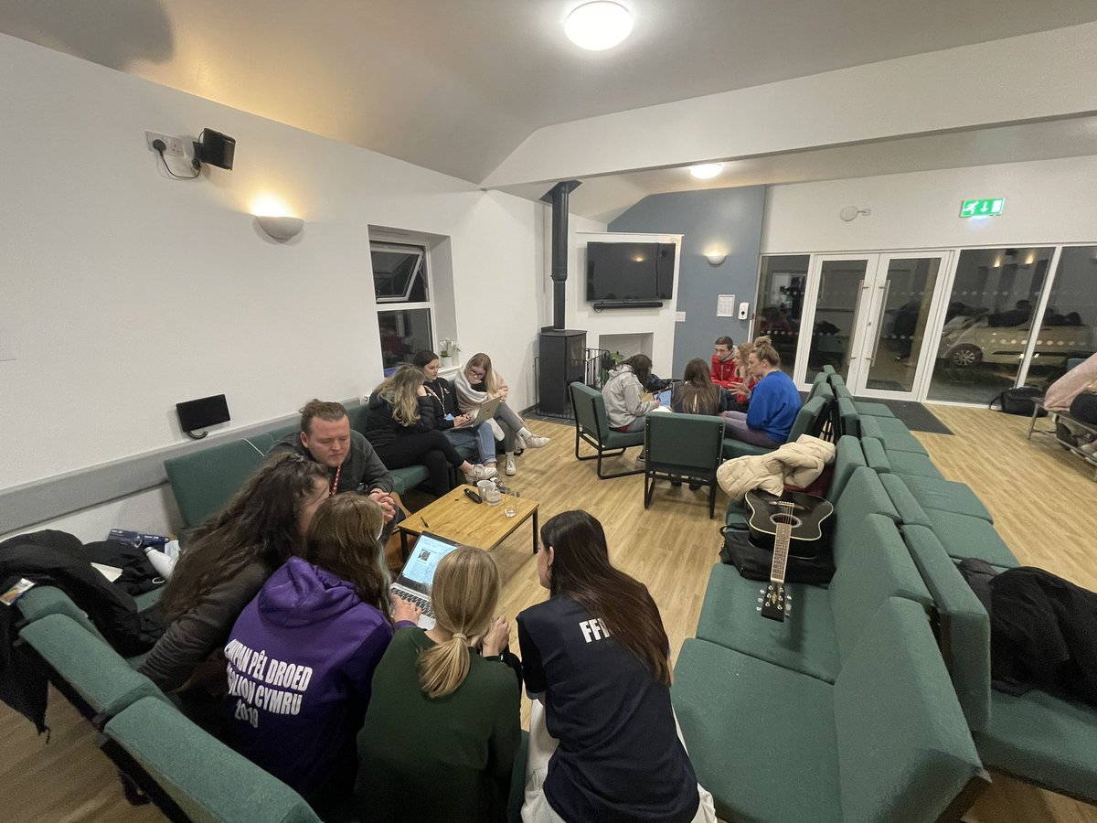 Urddieuenctid's tweet photo. Criw Cwrs #SWOGIO yn trafod ceisiadau @SeneddIeuenctid yr Urdd er mwyn pleidleisio am eu cynrychiolydd. #gwaithieuenctidcymru #urdd https://t.co/lNRoOyCX9z