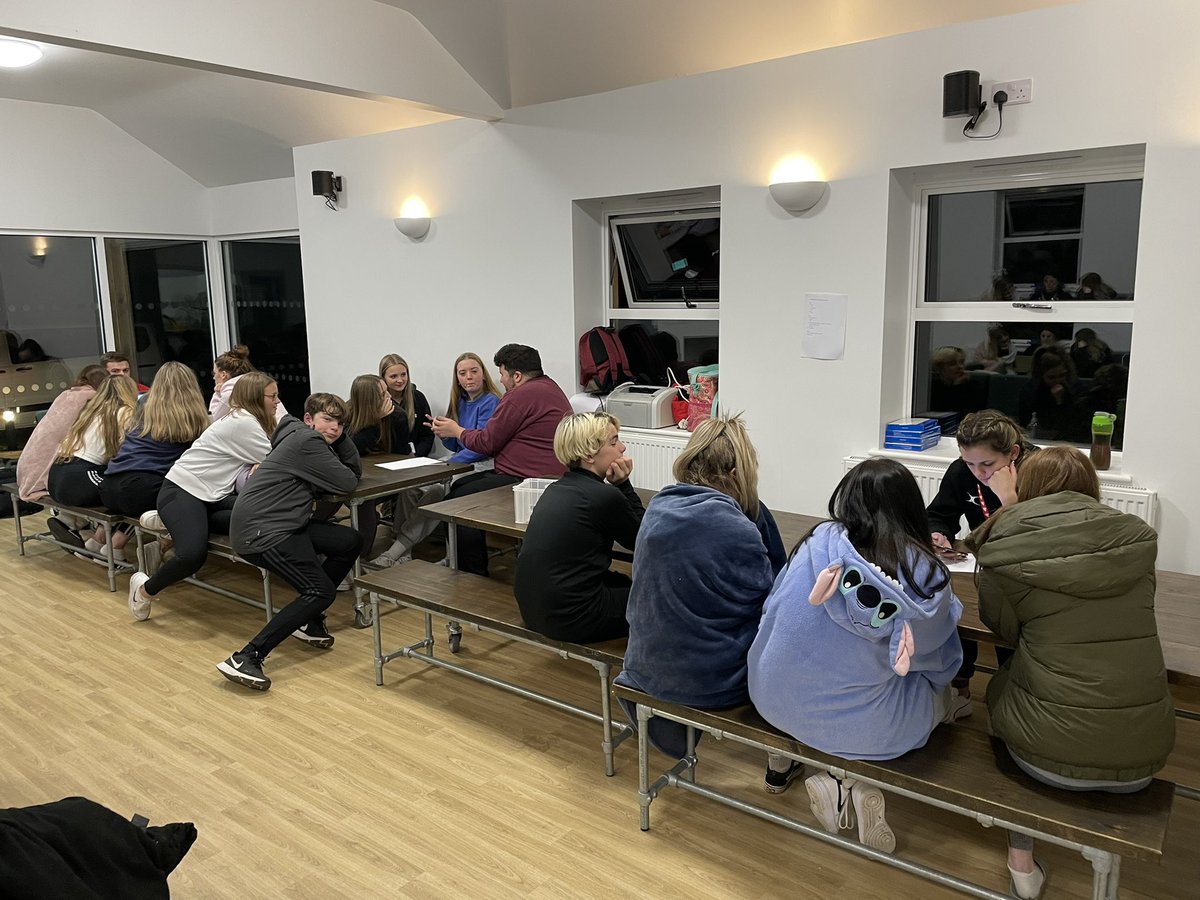 Urddieuenctid's tweet photo. Criw Cwrs #SWOGIO yn trafod ceisiadau @SeneddIeuenctid yr Urdd er mwyn pleidleisio am eu cynrychiolydd. #gwaithieuenctidcymru #urdd https://t.co/lNRoOyCX9z