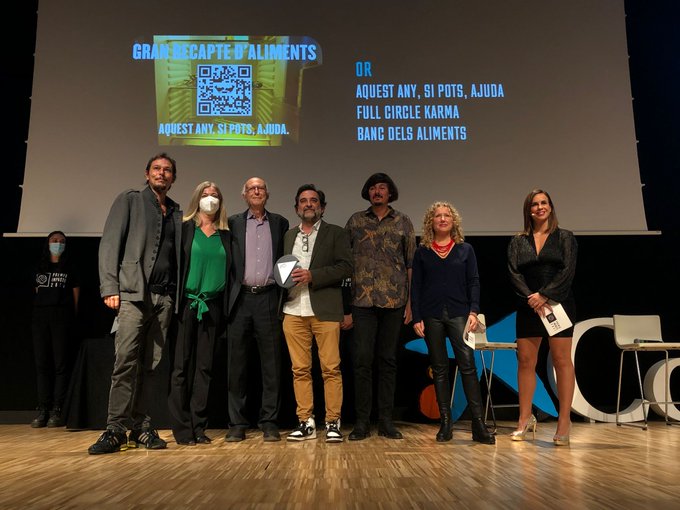 BancAlimentsBcn's tweet photo. 🙌🥇Estem molt contents i agraïts perquè el Banc dels Aliments ha estat guardonat amb l'or a la categoria social en els #PremisImpacte 2021  atorgats per @MktComCat per la campanya del #GranRecapte  "Aquest any, si pots, ajuda" de l'agència  @fck_ad
Mil gràcies https://t.co/e9PqHgCR44