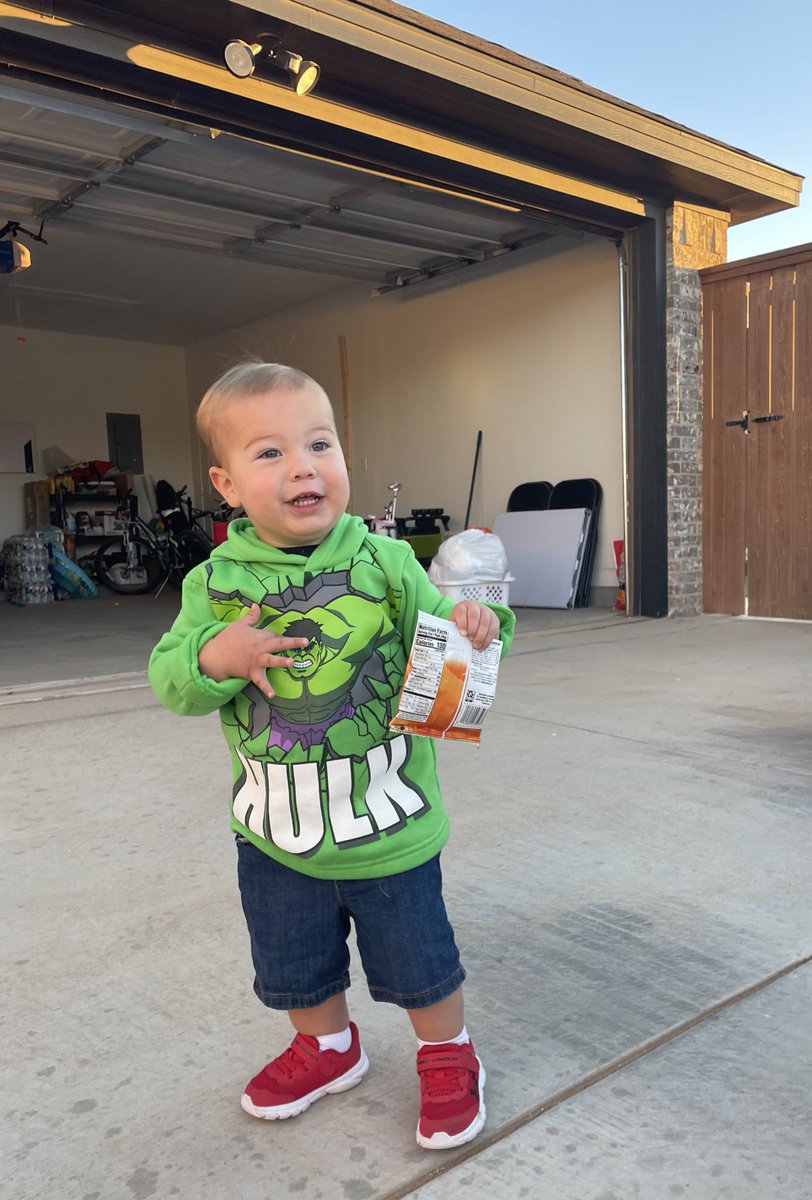 CoachPehrson's tweet image. When my guy points to his shirt and says “Dadda” you know he knows his dads mentality. 

#HoistTheFlag🏴‍☠️
#HulkMode
#WreckEmAll