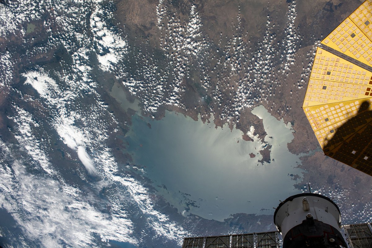 DaveAtCOGS's tweet photo. Two #WaterPhotos from the ||+|| during the just-finished #Exp65. At left are the waters of Nam Lolwe / Nnalubaale / #LakeVictoria; right is #LakeTurkana. Download the @NASA hi-res via orange pins at #Kampala (for @JethroOkalebo) & on Lake Turkana on map https://t.co/ovapwWhrm1. https://t.co/4ZkeyTto7d