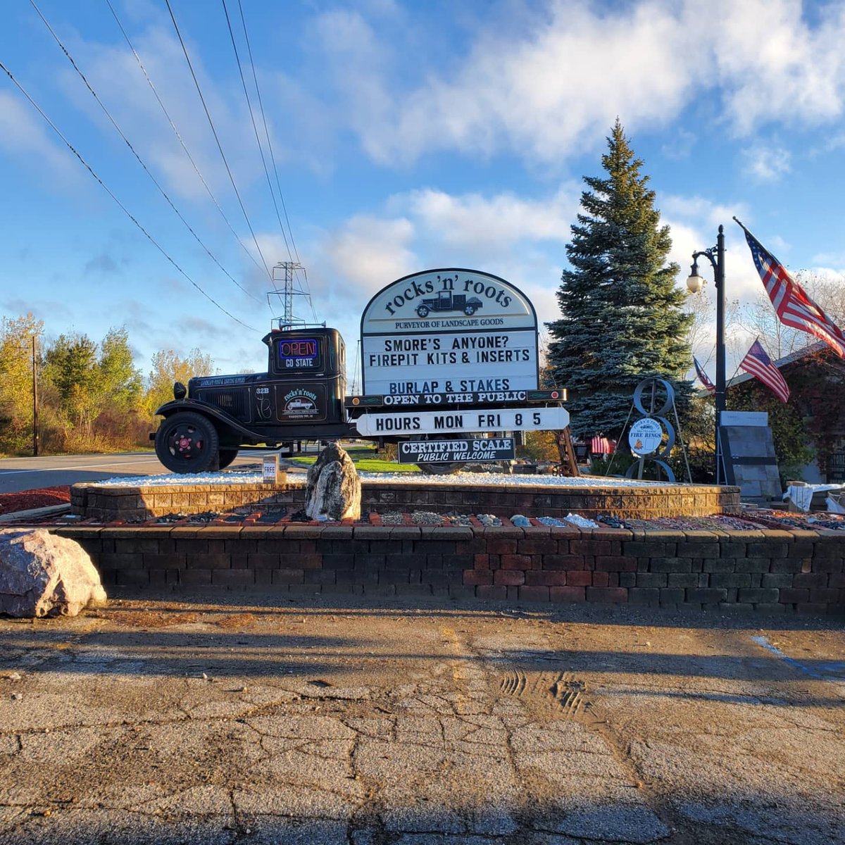 rocksnroots's tweet image. Not a fan of this cold weather? Neither are your shrubs, good thing we have tree stakes and burlap to keep them warm! And don't worry, we've got firepit kits to keep you toasty this fall too!

#Firekit #Burlap #Stakes #RocksnRoots #Fall #Belgard #Unilock #Fendt #Oaks