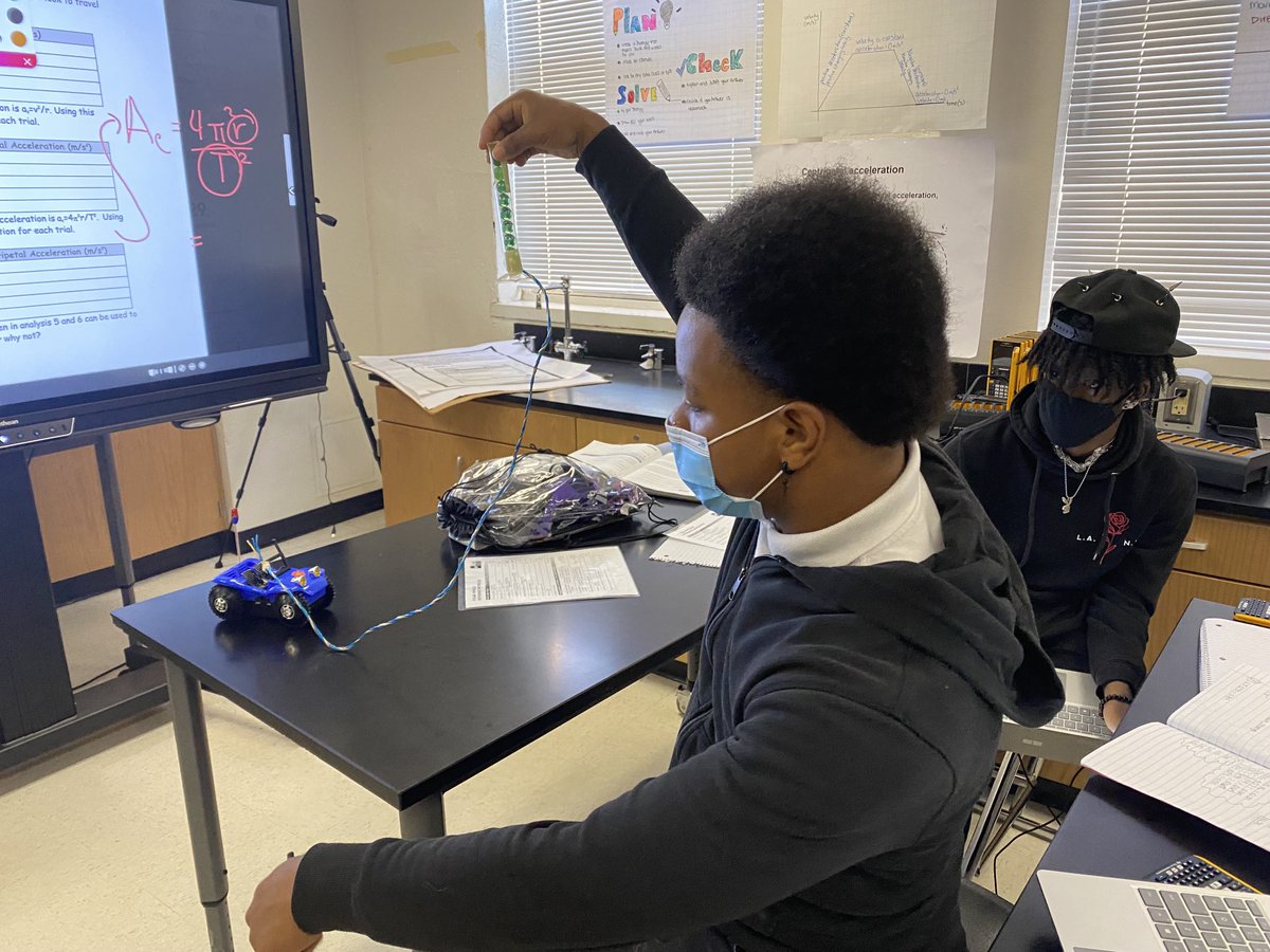 Thank you Ms. Brown, physics teacher at ⁦@LincolnTigers17⁩ for engaging students in laboratory activities during class. Your students have a deeper understanding of important science concepts because of your planning!! ⁦<a href="/dhwhigham/">Deardra Whigham, Ph.D.</a>⁩ ⁦<a href="/dallasschools/">Dallas ISD</a>⁩