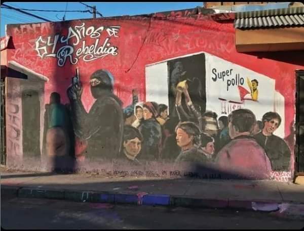 Mural en La Victoria, cuando el FPMR llevaba alimentos a las poblaciones No teles, zapatillas ni cosméticos. En 1° línea nuestro -Flaco- lanzado después al mar, desde helicóptero de Pinochet a las costas de Quintay por agentes de la CNI, hoy es Memoria Rebelde
25 de Octubre 2021