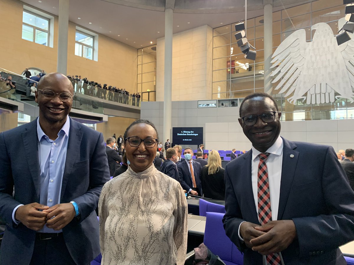 AwetTesfaiesus's tweet photo. Eines der vielen schönen Momente der heutigen 1. Sitzung des neuen #Bundestag|s mit @ArmandZorn und @KarambaDiaby https://t.co/fAUXChIKTf