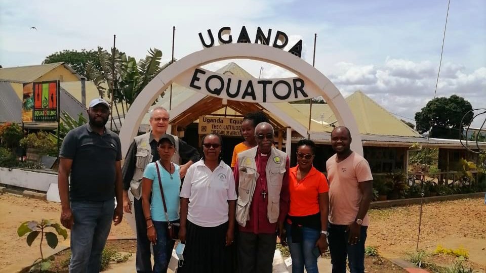 AprmUganda's tweet photo. En route #Mbarara #City, @APRMorg APR Panel of Eminent Persons member responsible for #Uganda, Bishop Dinis Sengulane stopped by the #Equator for a photo moment with the #TargetedReview Team in #Uganda.@allankayongo1 @samuelkasule56 @EmyChelangat @BiiraBrita @JosephMuvawala https://t.co/4jFICviOHm