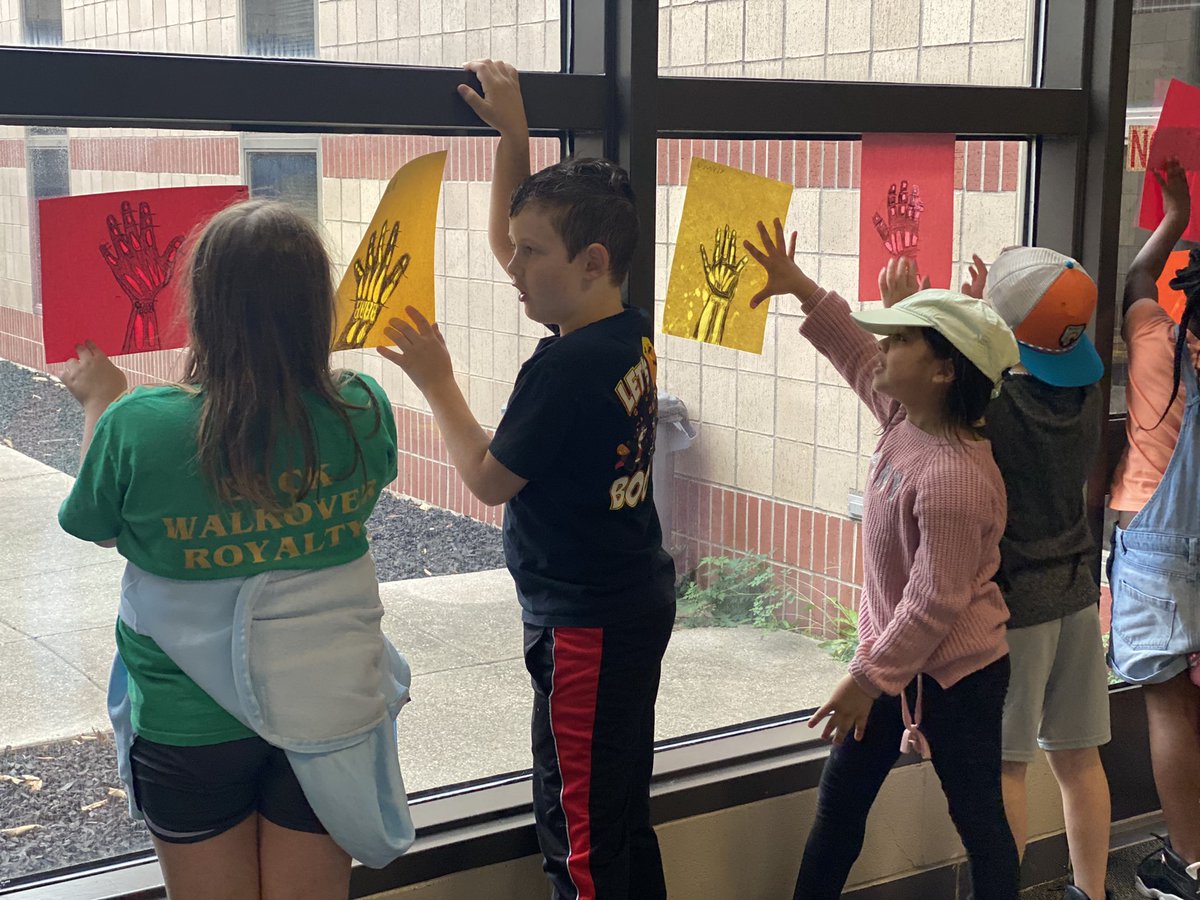 Learning about our light energy vocabulary- turning our opaque x-rays to translucent x-rays 🔦💡<a href="/HumbleISD_HHE/">Hidden Hollow Elementary</a> #growingtogether