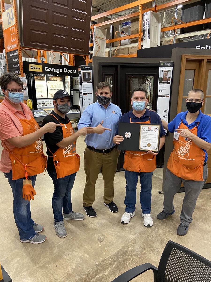 nashtopher's tweet photo. Congratulations Larry at the Gainesville Home Depot! He received the VP award for his dedication to growing the pro business! Awesome job! #Homedepotpro #bleedorange ⁦@SMaurice2⁩ @kjl265 ⁦@FerdiMongo⁩ https://t.co/8soe9aRq5W