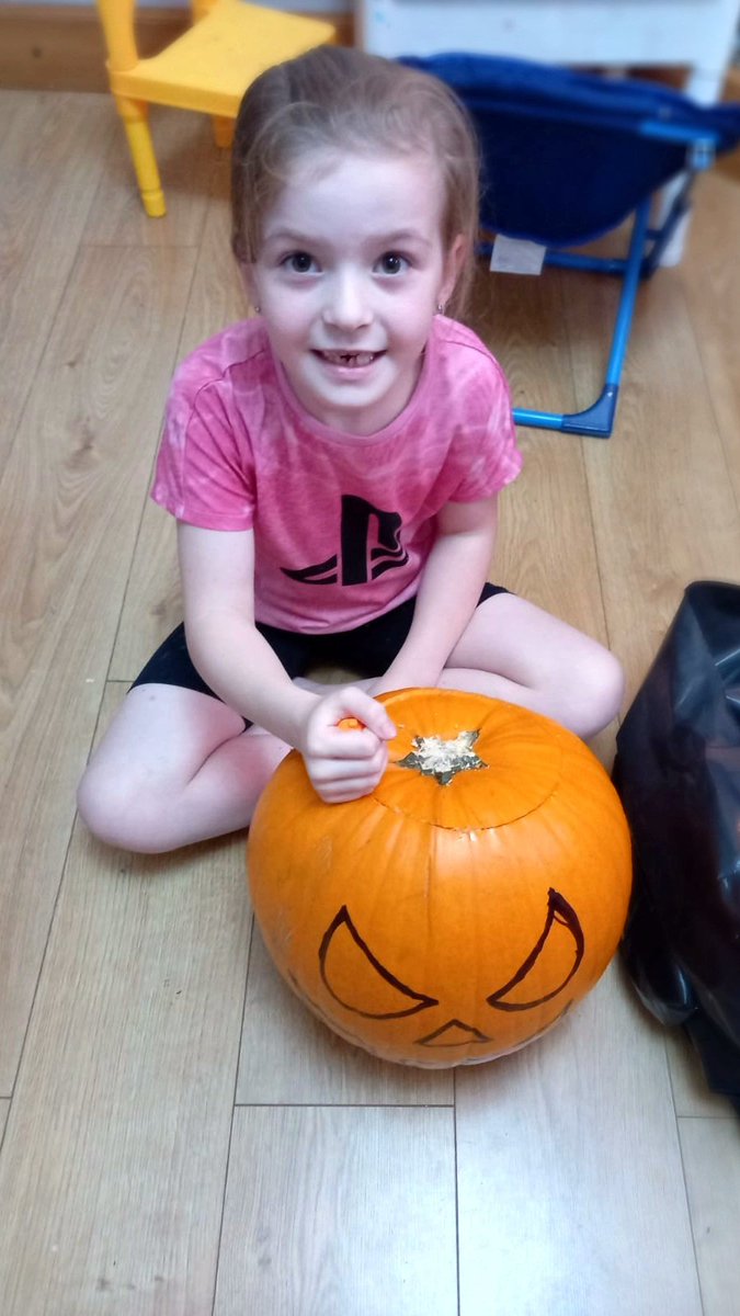 Lmcav83's tweet photo. Paige having fun with her brother #NYPPumpkins https://t.co/QbEixYag2U