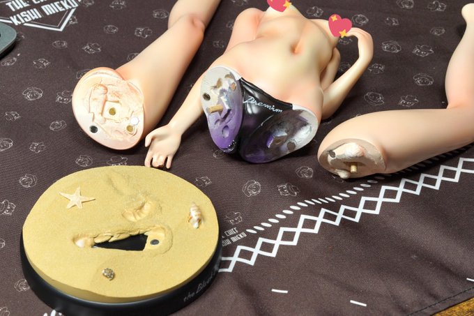 右太もも付け根に2セット、左太もも付け根に1セット、スタンドのつま先に1セット。ネオジム磁石を事故なく取り付け完了。エライ。
ガッチリッ付くというよりは誘引する感じにしたかったので4x1mmにしておいた。 