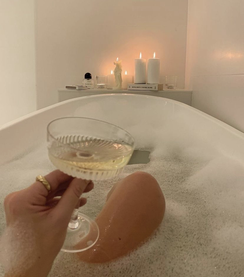 What are your favourite bath time rituals?
📷<a href="/mariwka/">Irina Zolotnikova</a>
#mintdbox #thesleepseries