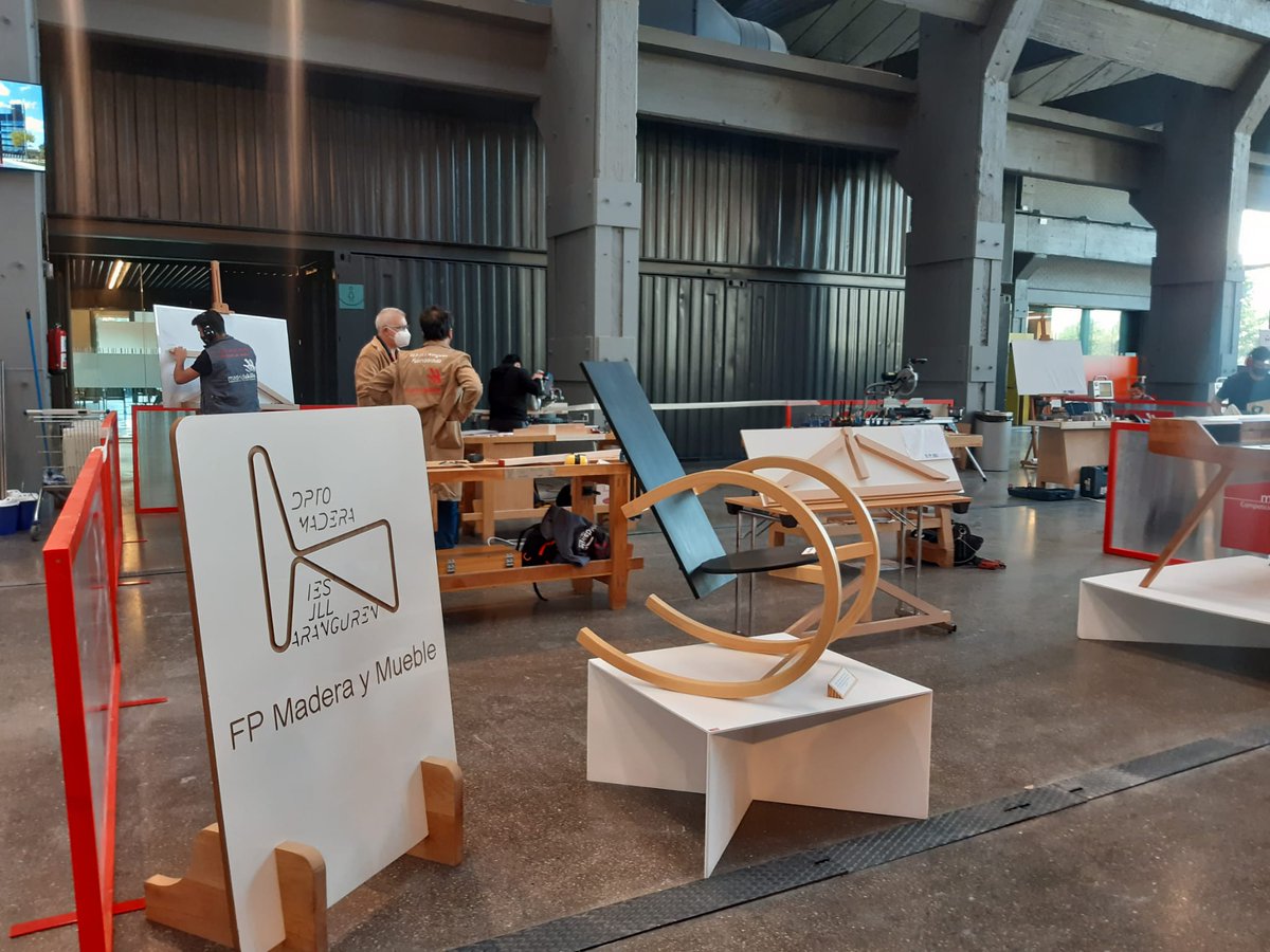 educanave's tweet photo. Gran jornada la de hoy en #madridskills donde los alumnos del #IESAranguren de #Fuenlabrada representantes de la especialidad de #carpintería y #ebanistería han dejado el pabellón bien alto. Felicidades!!! https://t.co/oS73LcCzr3