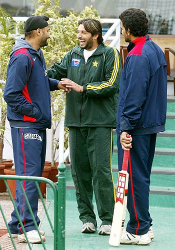 MehmatBurak's tweet photo. @harbhajan_singh @iamamirofficial Is apnay Baap ko dekh jisney tujhe 4 lagatar chakay mare thay #Afridi #PakistanZindabad https://t.co/hG564PvZhL