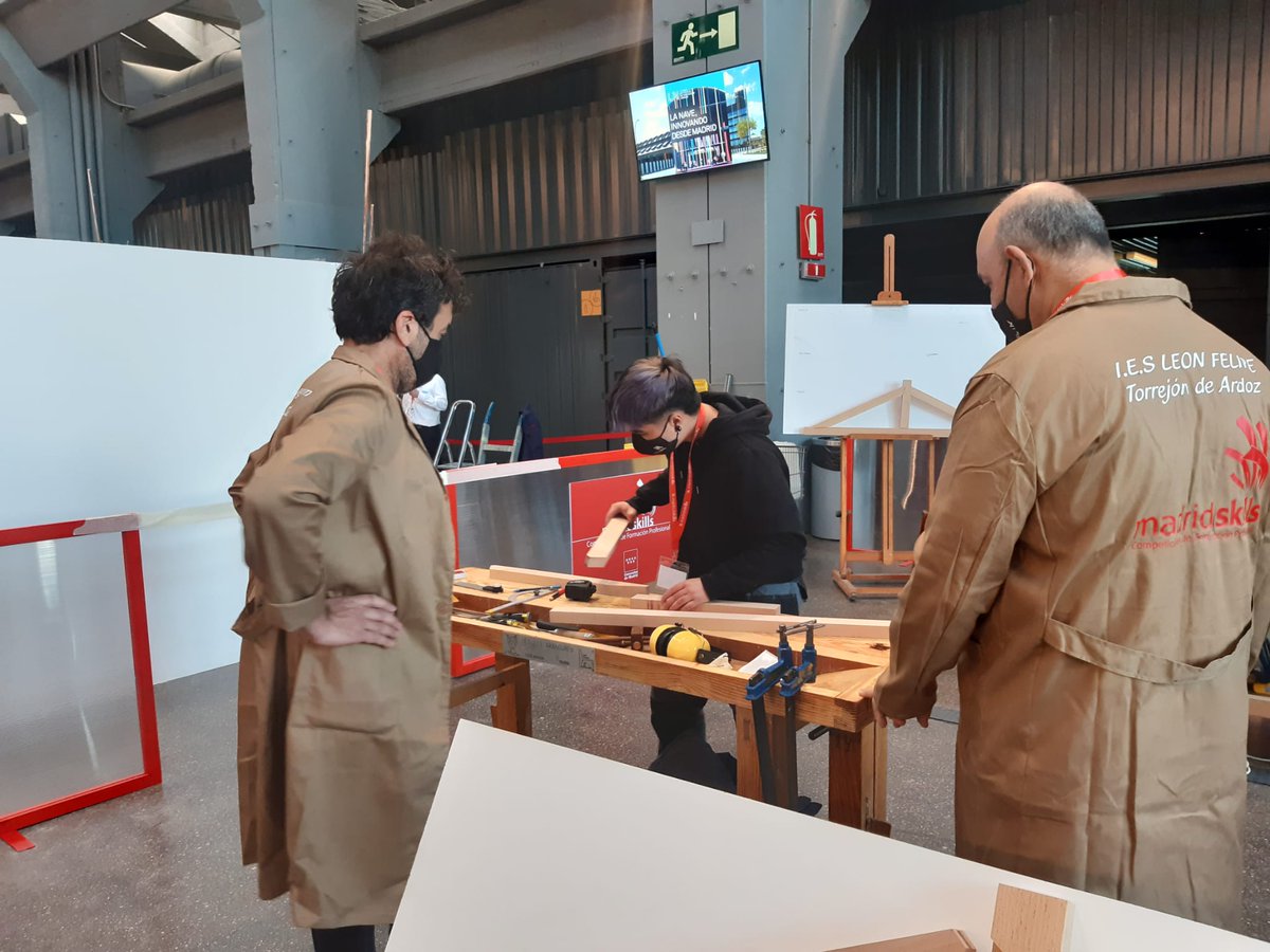 educanave's tweet photo. Gran jornada la de hoy en #madridskills donde los alumnos del #IESAranguren de #Fuenlabrada representantes de la especialidad de #carpintería y #ebanistería han dejado el pabellón bien alto. Felicidades!!! https://t.co/oS73LcCzr3
