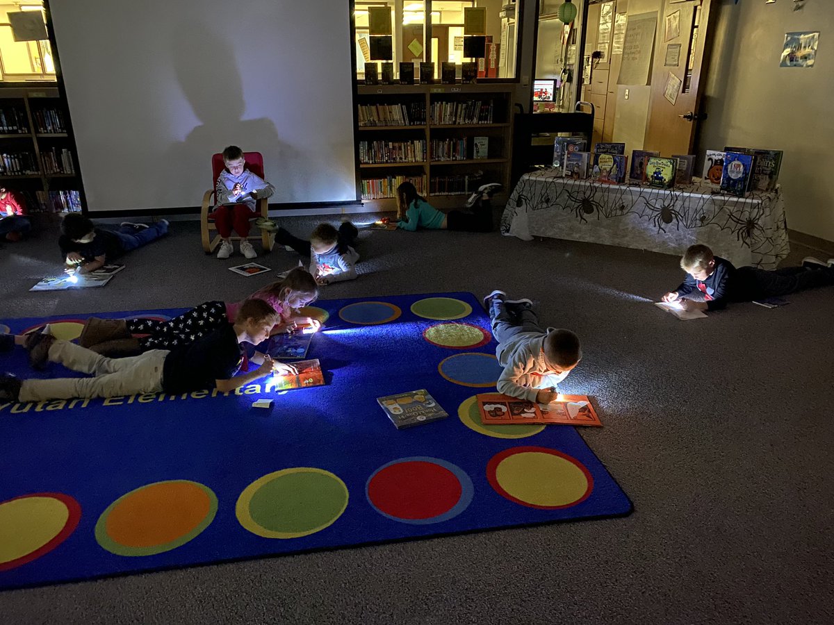 YPSmedia's tweet photo. 2nd graders doing flashlight reading in the library.❤️ #yutanelem #yeslibrary https://t.co/8rQqytbEtr