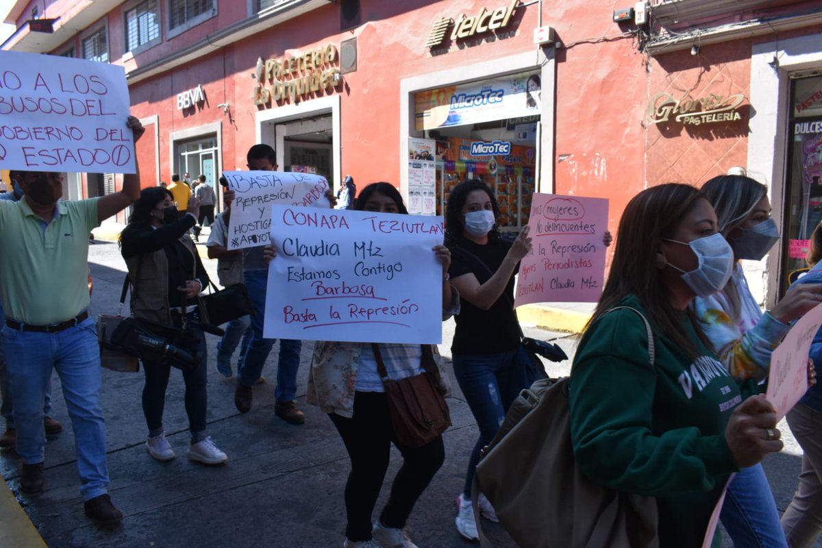 luisfersoto's tweet photo. #ProtecciónAPeriodistasPuebla
La #CONAPA y comunicadores protestaron en #Teziutlán #Puebla para denunciar acoso en contra de la periodista Claudia Martínez Sánchez.
#periodismo #LibertadDeExpresión https://t.co/gZ6UAcnqCm