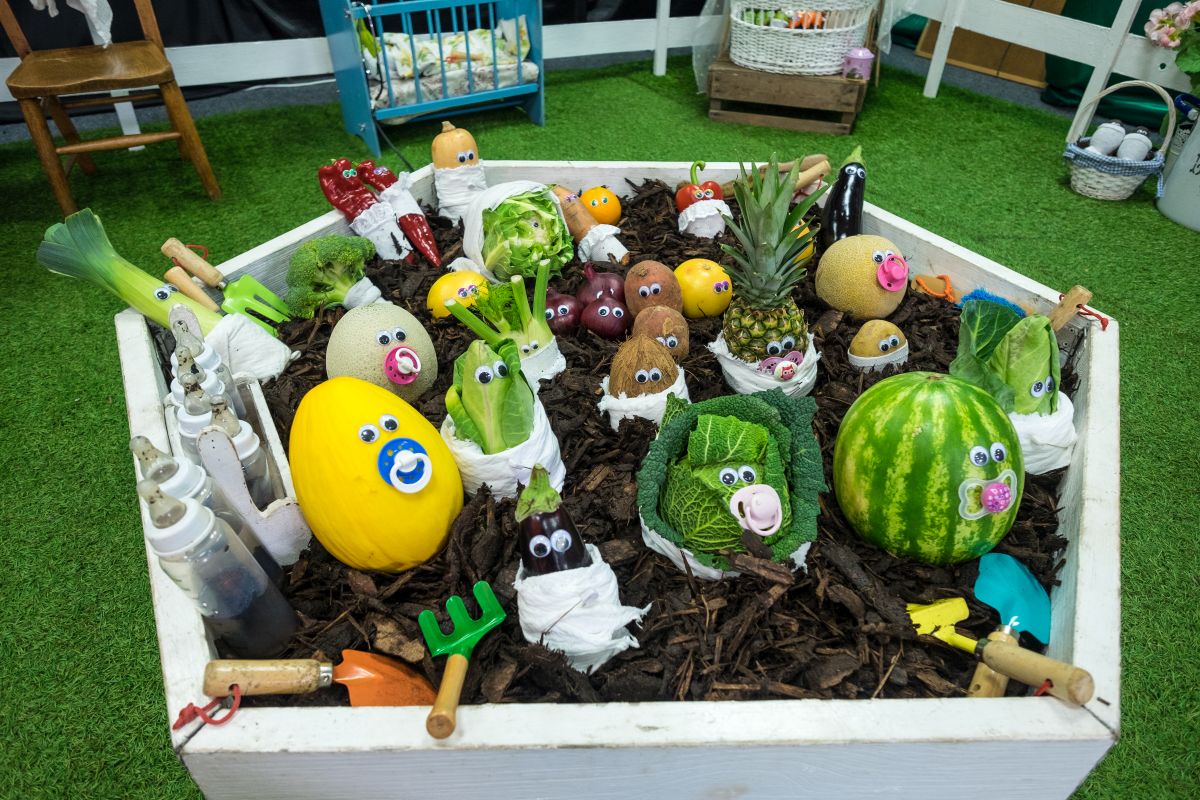 Johnnyrick12's tweet photo. Setting up our allotment for tomorrow's #LYLM2021 Let's grow event. Lots of green fingered fun, giant art wall, treasure hunt, street entertainment, art workshop along with Street art games.
@LoveUrLocalMkt 
@Nabma_Markets 
@marketsmatter https://t.co/VKfYGBUyy0